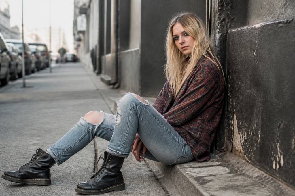 Grunge : histoire, style vestimentaire et pièces incontournables
